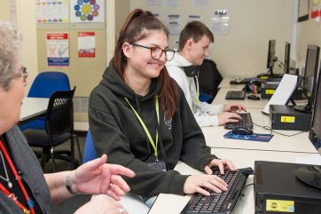 accessibility-social Learner using computer