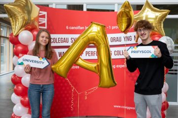 Coleg-Gwent-A-Level-Results-Day-2020-thumb-sm Learners with gold A star balloons