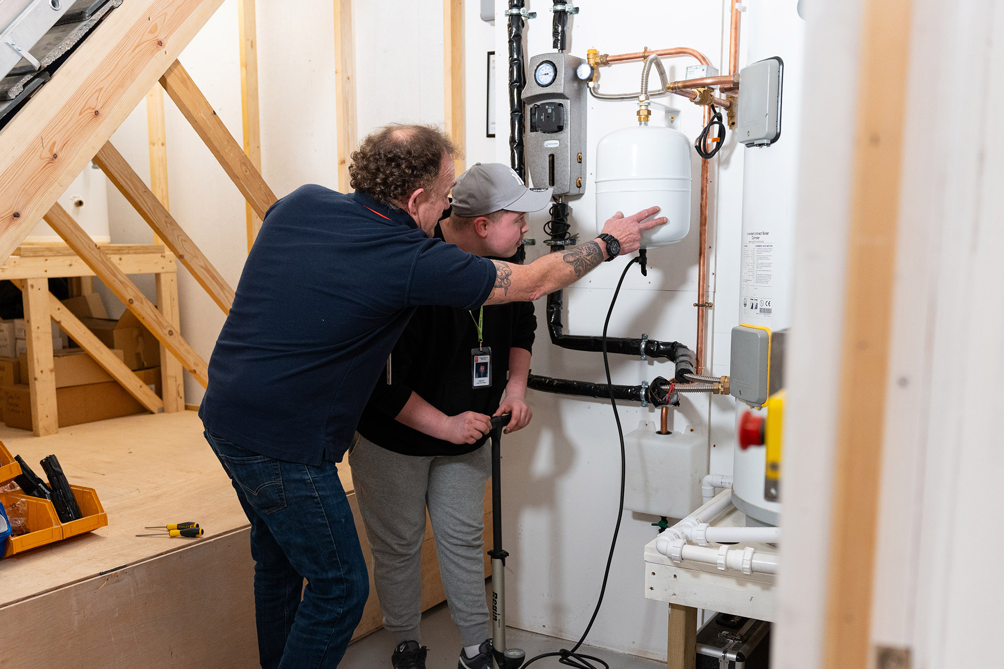 Tutor and student with a solar thermal pump